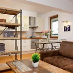 Metro Wierzbno Apartment by Renters