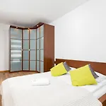 Metro Wierzbno Apartment by Renters